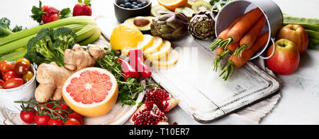 Bio Lebensmittel Hintergrund. Gesundes Kochen Zutaten - frisches Obst und Gemüse. Panorama, Banner Stockfoto