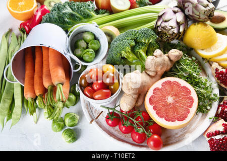 Bio Lebensmittel Hintergrund. Gesundes Kochen Zutaten - frisches Obst und Gemüse. Bild mit Kopie Raum Stockfoto