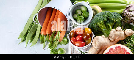 Bio Lebensmittel Hintergrund. Gesundes Kochen Zutaten - frisches Obst und Gemüse. Bild mit kopieren. Panorama, Banner Stockfoto