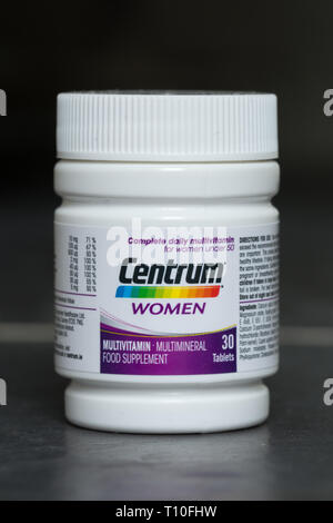 Foto von Centrum Multivitamine (Multi Vitamine) und Mineralstofftabletten für Frauen. Nahrungsergänzungsmittel. Stockfoto