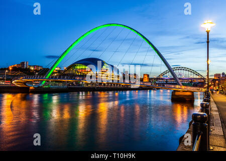 Newcastle und Gateshead bei Sonnenuntergang zeigt Gateshead Millennium Bridge, Salbei und Tyne Bridges. Stockfoto