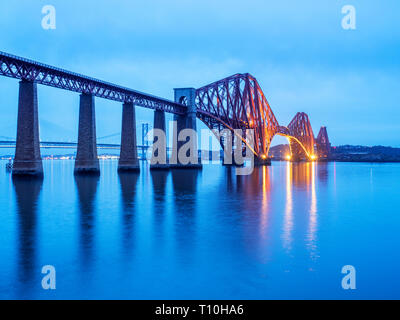 Die Forth Brücke Eisenbahnbrücke über den Firth von weiter in der Dämmerung von South Queensferry Edinburgh Schottland Stockfoto