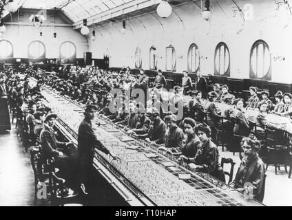 E-Mail, Telefon, Long distance Operator, Telefonzentrale Tabelle, Telekommunikation Austausch in Berlin, um 1905, Additional-Rights - Clearance-Info - Not-Available Stockfoto