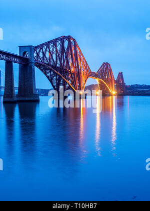 Die Forth Brücke Eisenbahnbrücke über den Firth von weiter in der Dämmerung von South Queensferry Edinburgh Schottland Stockfoto