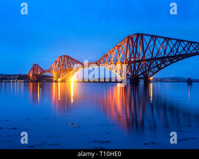 Die Forth Brücke Eisenbahnbrücke über den Firth von weiter in der Dämmerung von South Queensferry Edinburgh Schottland Stockfoto