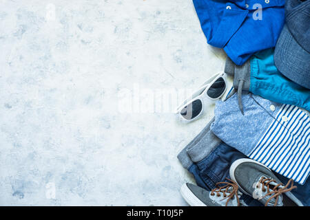 Kind Kleidung - Jeans, Polo und Sneakers Ansicht von oben. Stockfoto