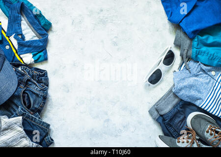 Kind Kleidung - Jeans, Polo und Sneakers Ansicht von oben. Stockfoto