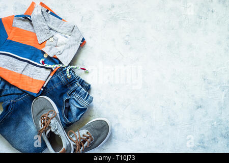 Kind Kleidung - Jeans, Polo und Sneakers Ansicht von oben. Stockfoto