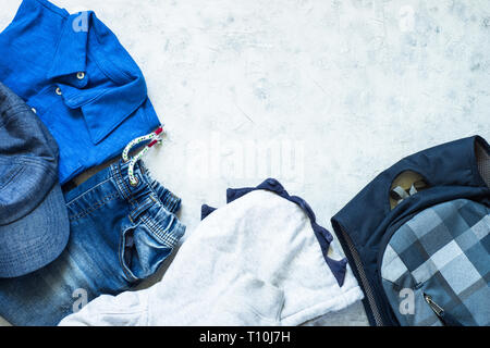 Kind Kleidung - Jeans, Polo und Sneakers Ansicht von oben. Stockfoto