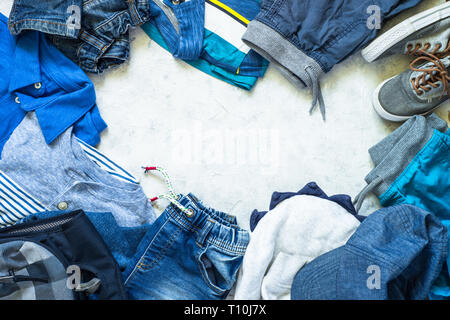 Kind Kleidung - Jeans, Polo und Sneakers Ansicht von oben. Stockfoto