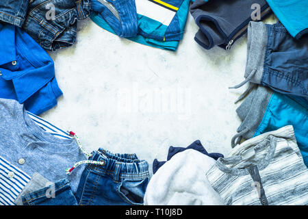 Kind Kleidung - Jeans, Polo und Sneakers Ansicht von oben. Stockfoto