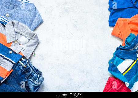 Kind Kleidung - Jeans, Polo und Sneakers Ansicht von oben. Stockfoto