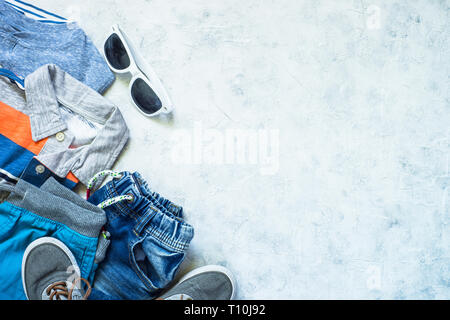 Kind Kleidung - Jeans, Polo und Sneakers Ansicht von oben. Stockfoto