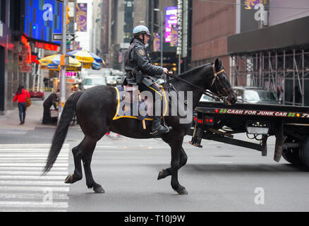 Eine montierte NYPD cop auf einem Pferd im Times Square, New York City, NY, USA. Stockfoto