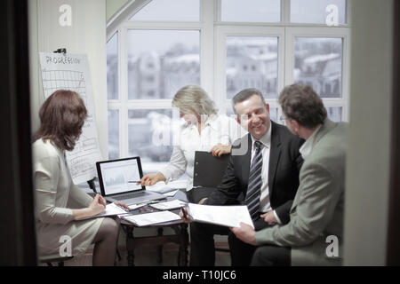 Erfahrene Mitarbeiter diskutieren Probleme im Büro. Stockfoto