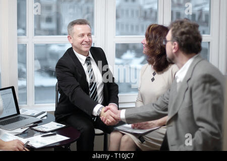 Handshake finanziellen Partner in der Diskussion über den Vertrag. Stockfoto