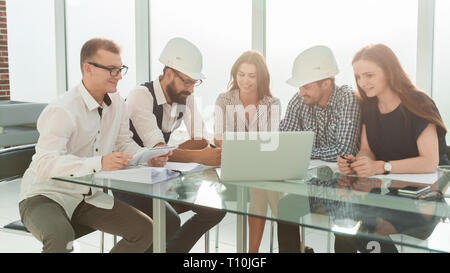 Architekt und einer Gruppe junger Designer diskutieren eine neue Projek. Stockfoto