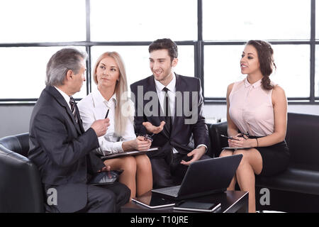 Geschäftspartner, die auf einer informellen Tagung. das Konzept der Zusammenarbeit Stockfoto