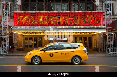 Yellow Taxi Cab durchläuft ein McDonald's Restaurant fast food Take away, New York City, NY, USA. Stockfoto