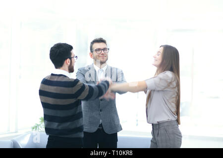 Motivierte junge Business Team Verpfändung Unterstützung heben ihre Hände Stockfoto