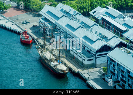 Von oben nach unten Schauen, auf dem hohen Schiff James Craig günstig neben Wharf 7, Pyrmont in Sydneys Darling Harbour in New South Wales, Australien Stockfoto