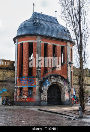 Berlin, Friedrichshain. Die Warschauer Straße U-Bahn. Die stillgelegte Treppenturm auf der Rudolfstraße, entworfen von Paul Wittig, zeigt Einfluss der Germa Stockfoto