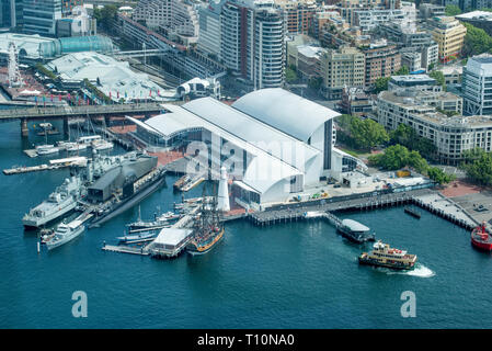 Blick von oben auf das National Maritime Museum und seine Umgebung Marina in Sydneys Darling Harbour in New South Wales, Australien Stockfoto