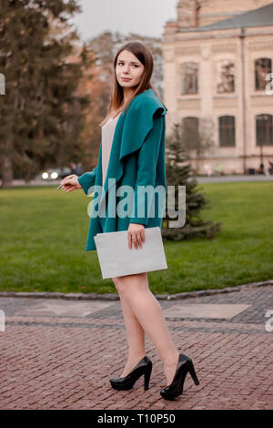 Frau hält Wertpapiere und Stift in der Hand Stockfoto
