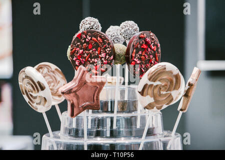 Köstliches Dessert verschiedene Süßigkeiten auf Stöcke, Schokolade Karamell, selektive konzentrieren. Stockfoto