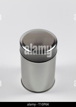 Blankstahl jar auf weißem Hintergrund, mit Standlicht Stockfoto