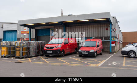 Reading West Royal Mail Office mit roten Lieferwagen draußen geparkt Stockfoto