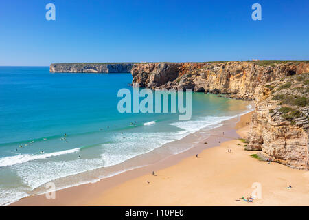 Menschen zu Fuß und lernen zu surfen auf Beliche Sagres Strand Praia do Beliche Sagres Algarve Portugal EU Europa Stockfoto