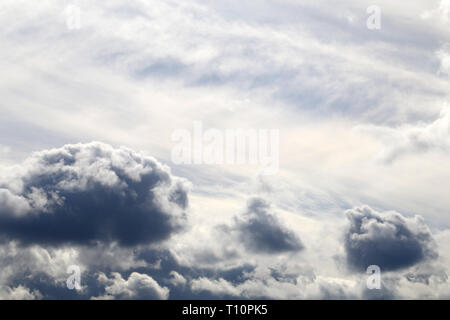 Sturm Himmel mit dunklen Wolken cumulus, cirrus Nach einem Regen. Feder bewölkter Himmel, bewölkten Tag, schöne dramatischen Hintergrund für stürmisches Wetter Stockfoto