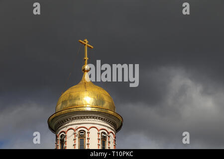 Goldenen Kuppel des christlichen Tempel mit einem Kreuz gegen den Sturm dramatische Himmel mit dunklen Wolken. Orthodoxe Kirche, Hintergrund für religiöse Karte Stockfoto