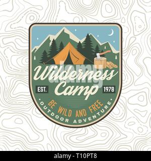 Wildnis Camp Patch. Wild und frei sein. Vector Illustration. Konzept für Abzeichen, Shirt oder Logo, Print, Stempel, Bekleidung oder T-Stück. Vintage Typografie Design mit campin Zelt, ax und Wald Silhouette. Stock Vektor