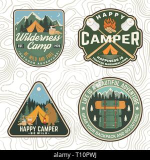 Der Sommer Camp Patches. Vektor. Konzept für T-Shirt, Druck, Stempel, Bekleidung oder T-Stück. Vintage Design mit Laterne, Eibisch, campin Zelt, ax, Berg, Lagerfeuer und Wald Silhouette Stock Vektor