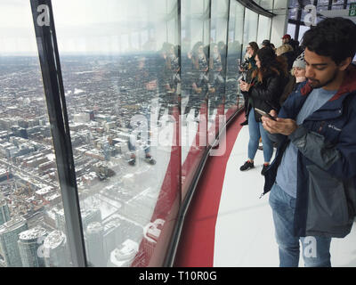 TORONTO, KANADA - ca. März 2019: Touristen genießen Sie den Blick über Toronto CN Tower Stockfoto