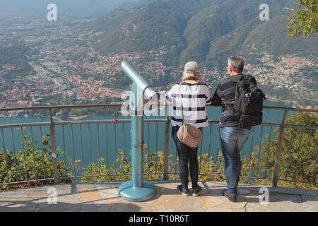 Como, Italien - 26.September 2018: die Aussichtsplattform mit Blick auf den See in den Bergen Stockfoto