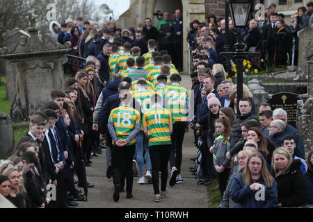 Mitglieder der Edendork GAC kommen für die Beerdigung von Connor Currie in St. Malachy's Kirche, Edendork. Stockfoto