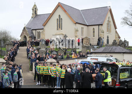 Mitglieder der Edendork GAC kommen für die Beerdigung von Connor Currie in St. Malachy's Kirche, Edendork. Stockfoto