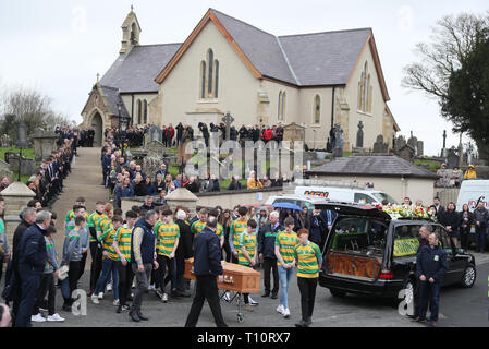 Mitglieder der Edendork GAC Kreis der Sarg vor der Beerdigung von Connor Currie in St. Malachy's Kirche, Edendork. Stockfoto