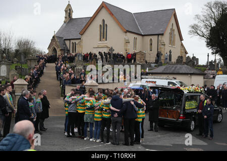 Mitglieder der Edendork GAC kommen für die Beerdigung von Connor Currie in St. Malachy's Kirche, Edendork. Stockfoto