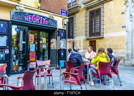 Valencia Altstadt Spanien Bar Cafe Negrito, Leute sitzen draußen Bar Touristen auf dem Bürgersteig, Straße Valencia Spanien Stockfoto