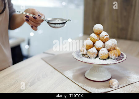 Donuts auf ein Fach bestreut mit Puderzucker. Stockfoto