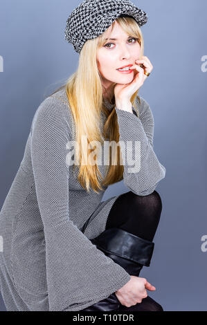 Porträt einer attraktiven Frau, im Studio shot vor grauem Hintergrund Stockfoto