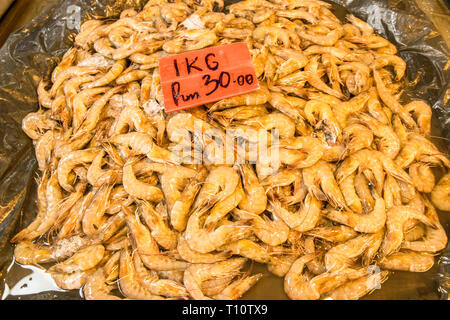 Frische, rohe Garnelen mit einem Preisschild auf einem Fischmarkt in chinatown kuala lumpur Malaysia Stockfoto