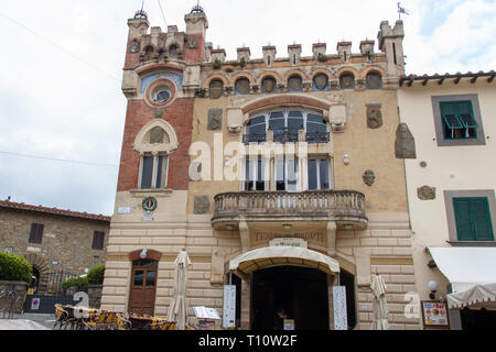 Italien, Montecatini Alto - 25 April 2017: der Blick auf die Teatro dei Risorti wie Le Maschere Restaurant Piazza Giuseppe Giusti am 25. April 2017 verwendet Stockfoto