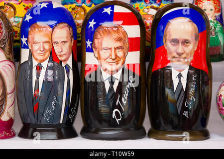 . Russische traditionelle verschachtelte Puppen. Puppen haben ein Porträt von Wladimir Putin und Donald Trump Stockfoto