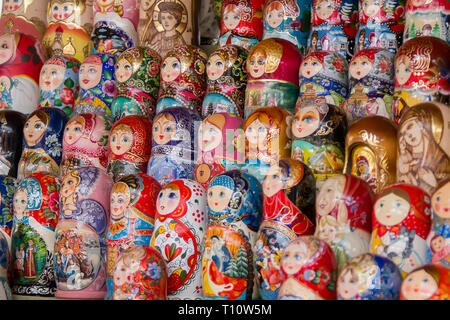 Hintergrund der bunten Russische Puppen auf dem Markt. Russische traditionelle Matrjoschka Souvenirs auf der Messe Stockfoto