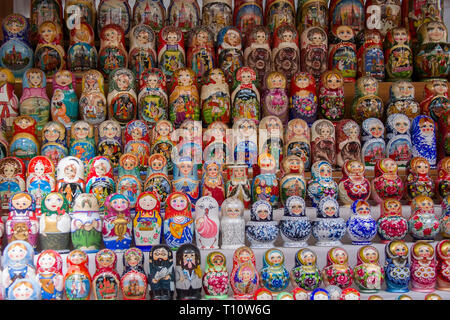 Moskau, Juni 08, 2018. Zentralen Markt. Hintergrund der bunten Russische Puppen auf dem Markt. Russische traditionelle Matrjoschka Souvenirs auf der Messe Stockfoto